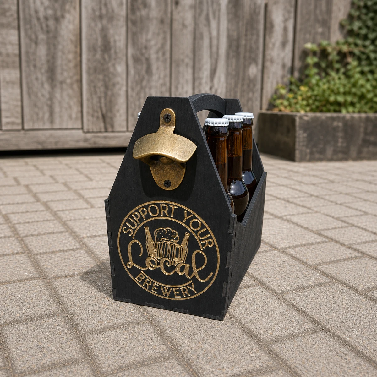 Zwart houten kratje met gouden gravure en flesopener, gemaakt in de Devil's Woodshop