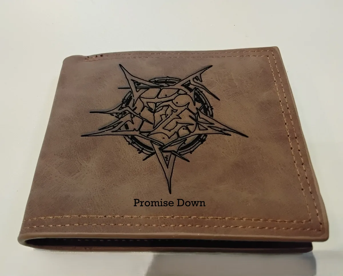 Leren portemonnee met een ingegraveerd bandlogo en naam